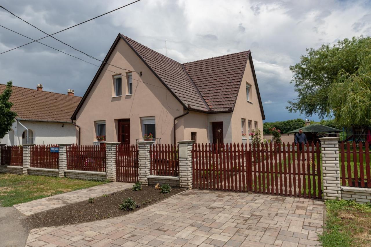 Linett Apartman Hajduszoboszlo Exterior photo