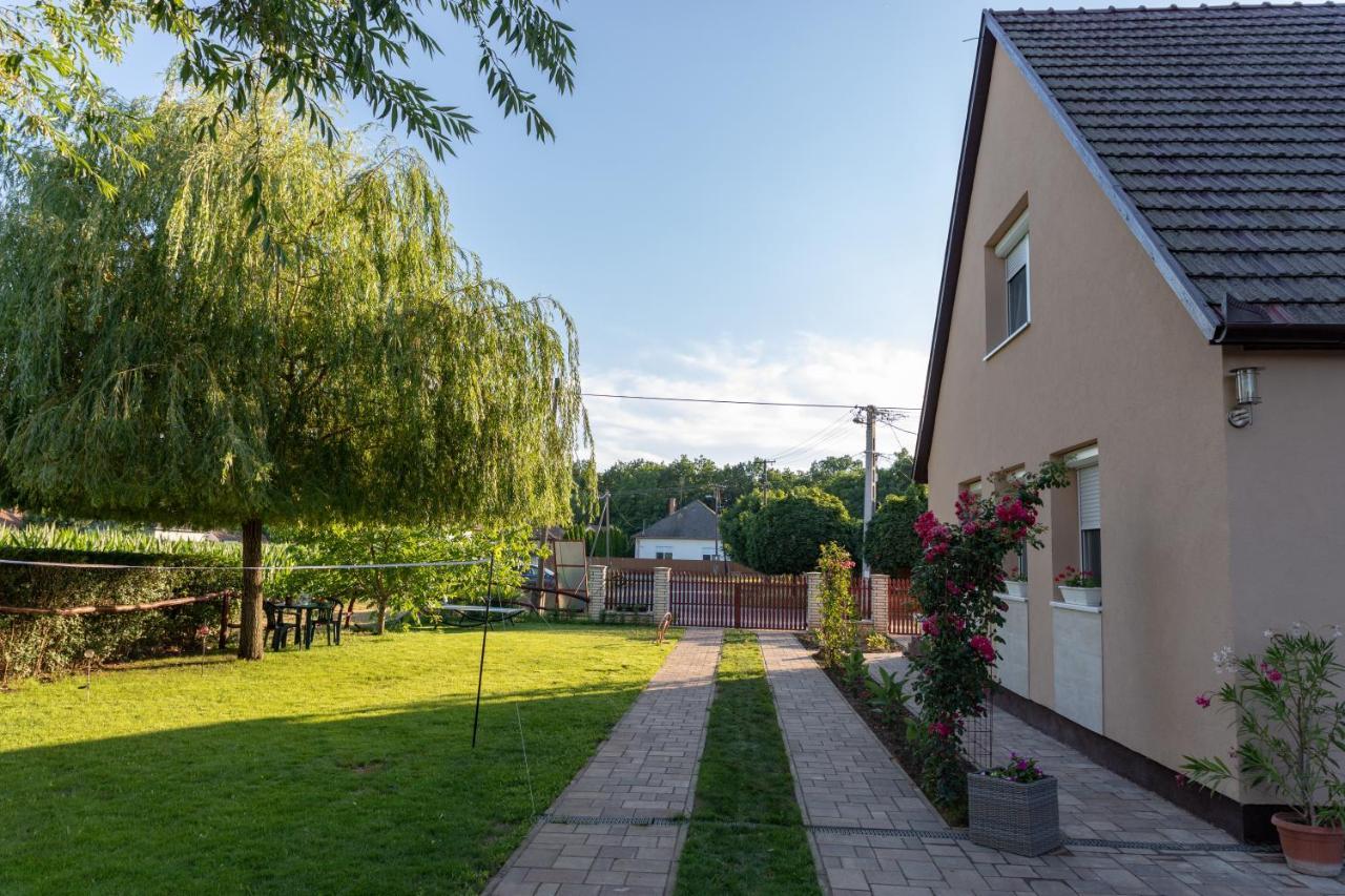 Linett Apartman Hajduszoboszlo Exterior photo