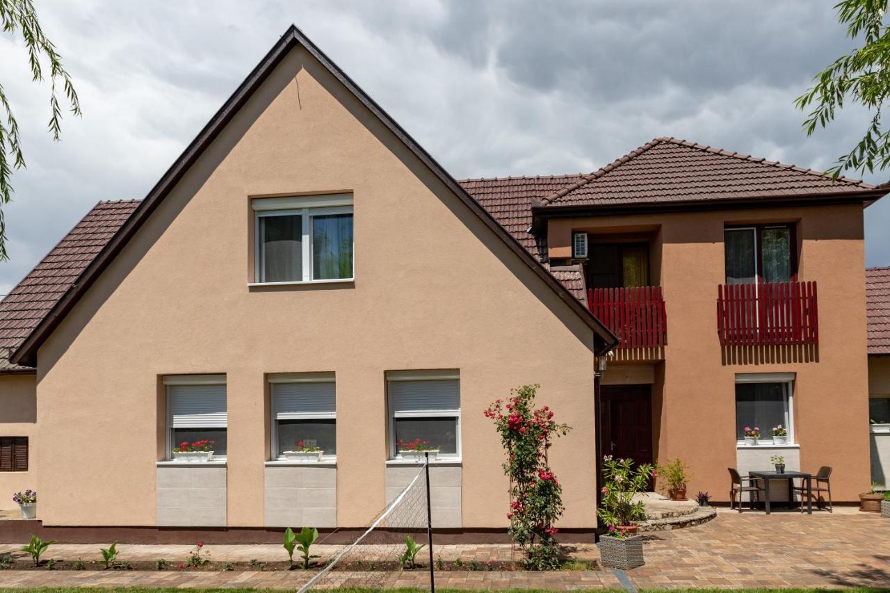Linett Apartman Hajduszoboszlo Exterior photo