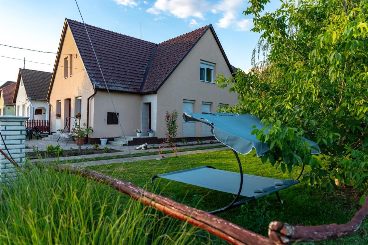 Linett Apartman Hajduszoboszlo Exterior photo